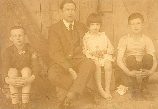 Áprily Lajos három gyermekével (Zoltán, Márta, Endre), 1927