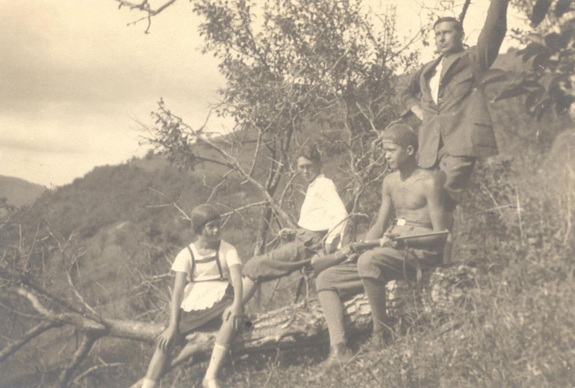 Áprily Lajos három gyermekével (Márta, Zoltán, Endre) hójai kiránduláson, 1929