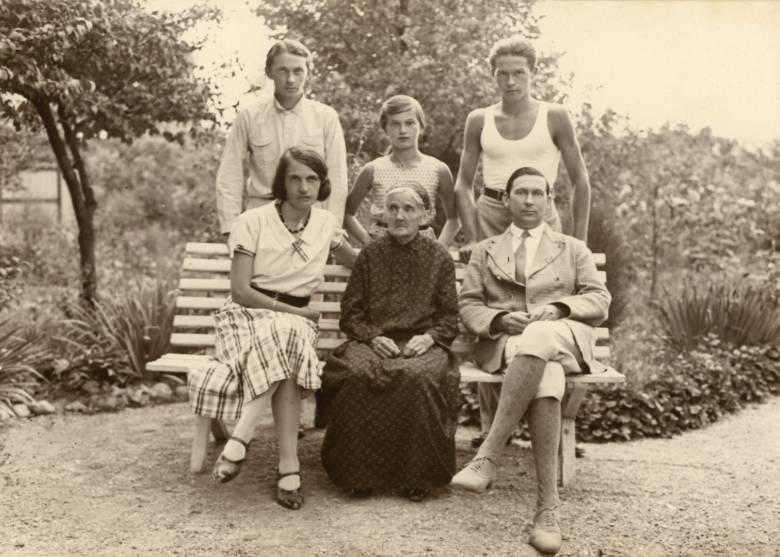 Családjával a Baár-Madas kertjében, 1934