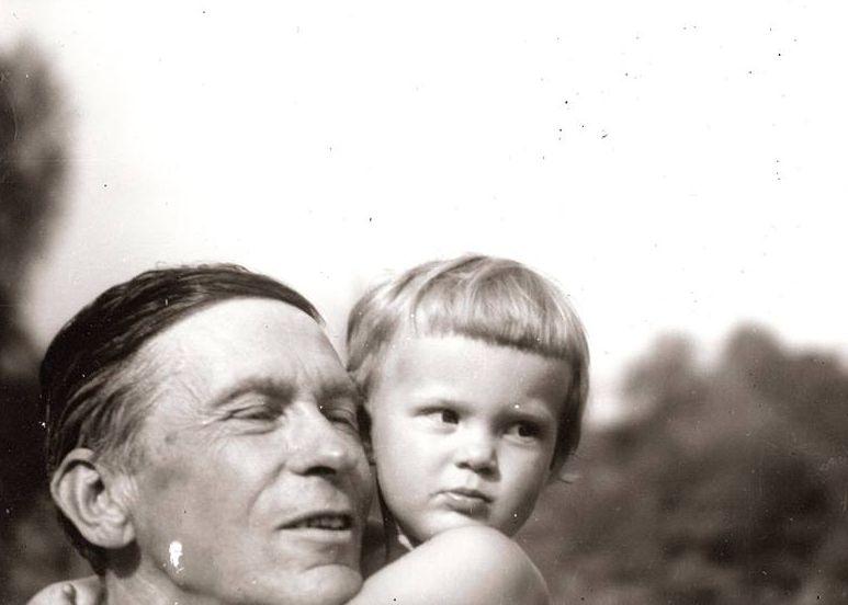 Első unokájával, az 1946-ban elhunyt Mikecs Annával (1945, Visegrád)