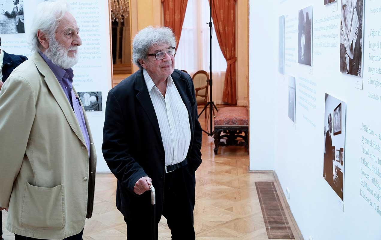 Szakonyi Károly és Konrád György a Jékely Zoltán és a szakralitás című kiállítást nézve