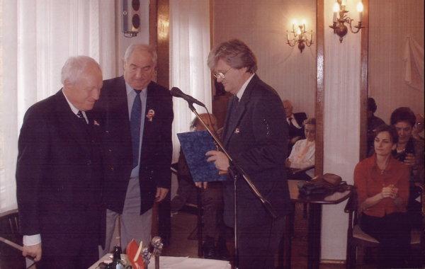 Az Arany János-díj átvételén Kalász Mártonnal és Tamás Menyhérttel (2005)