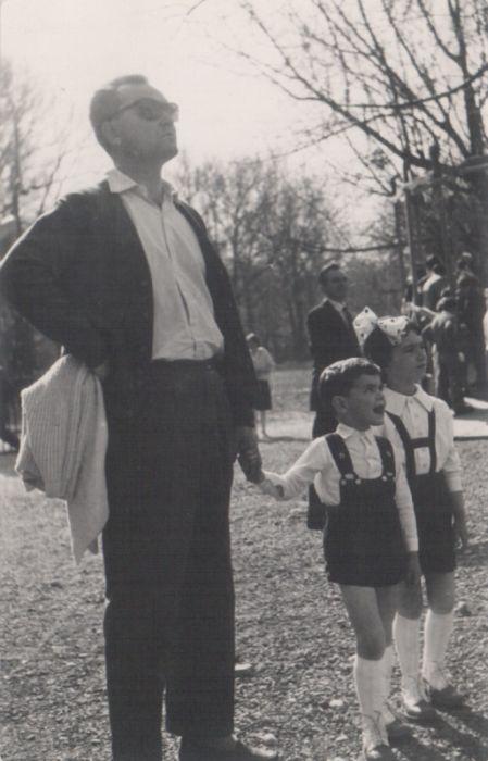 Gyermekeivel a ligeti parkban, 1961-ben