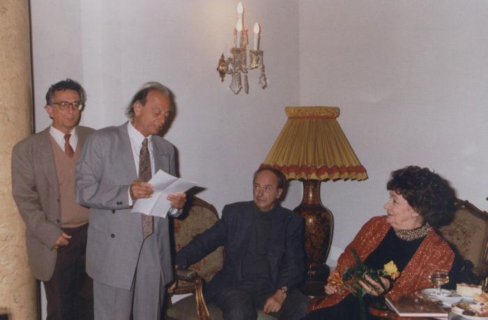 Lengyel Balázs köszönti Szabó Magdát 80. születésnapján (1997. október 2.)
