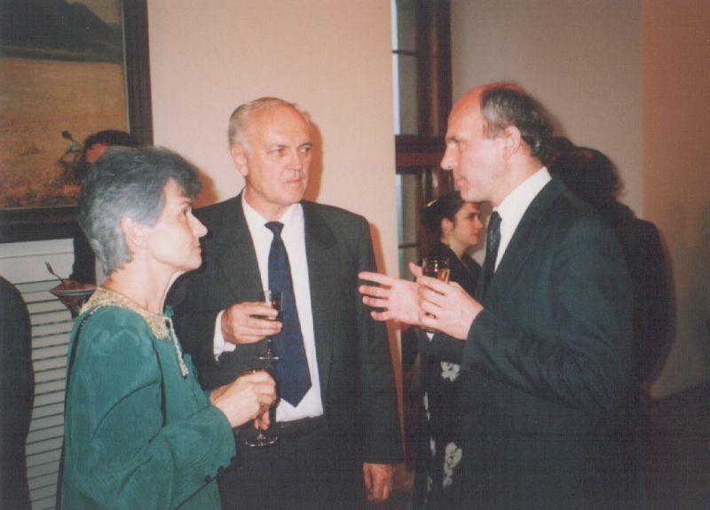 Dobos Lászlóék és Frantisek Miklosko, a Szlovák Nemzeti Tanács elnöke a pozsonyi Várban, 1992
