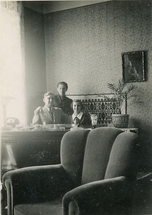Édesapjával és húgával bicskei otthonukban (1940 vagy 1941 nyara)