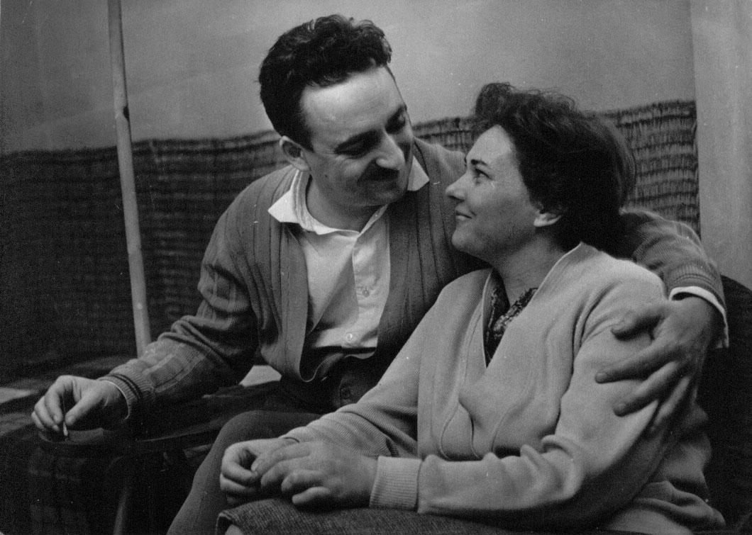 Feleségével 1963-ban Angyalföldön, a Vőlegény utcában