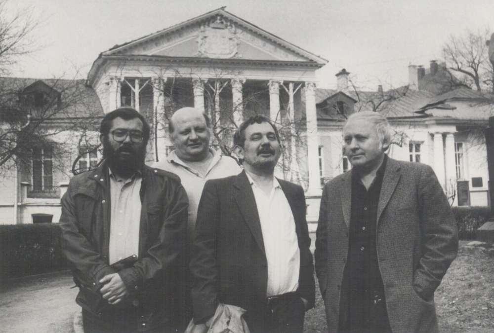 Az Írószövetség rosztovi kastélya előtt, Moszkva, 1988 április (Baka István, Tóth Bálint, Bella István, Ágh István)