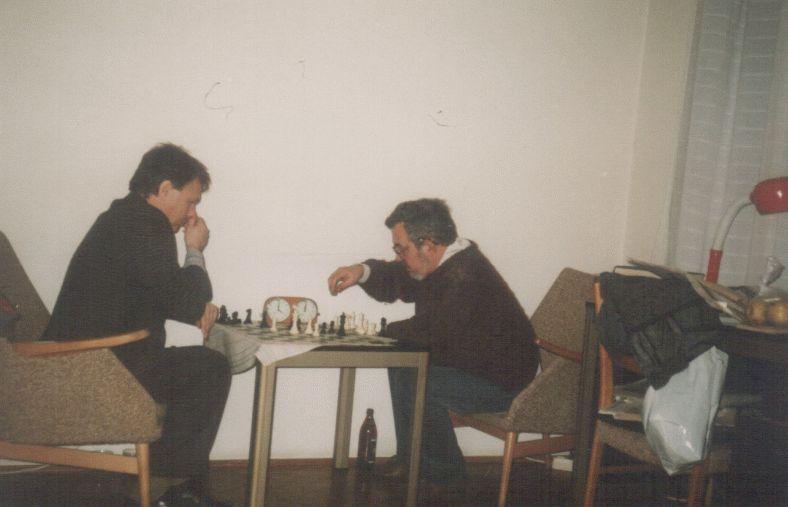 Bella István Módos Péterrel sakkozik