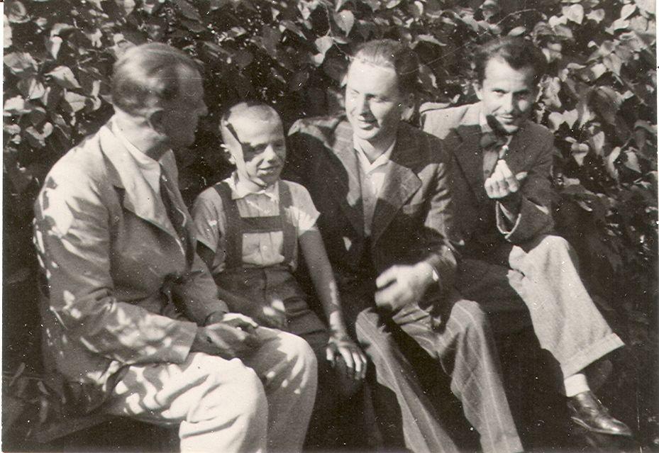 1941. Várkonyi Nándor, Várkonyi Péter, Tűz Tamás és Csorba Győző Várkonyiék kertjében.