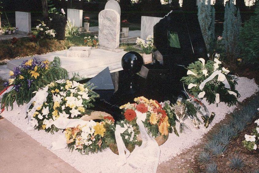 1998. Csorba 1998. június 3-án avatott síremléke a Pécsi Köztemetőben. (Pál Zoltán szobrászművész alkotása.)