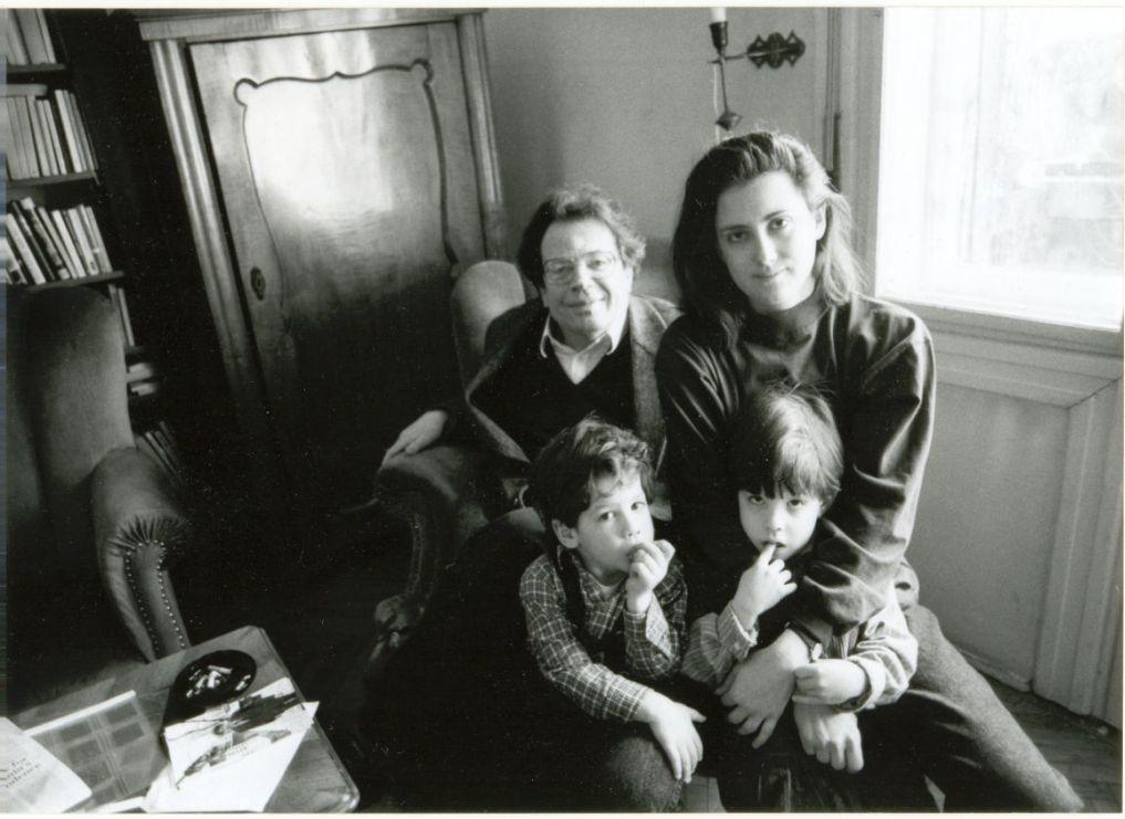 Feleségével, LaknerJudittal és két kisfiú, Áron és Józsi (1990)