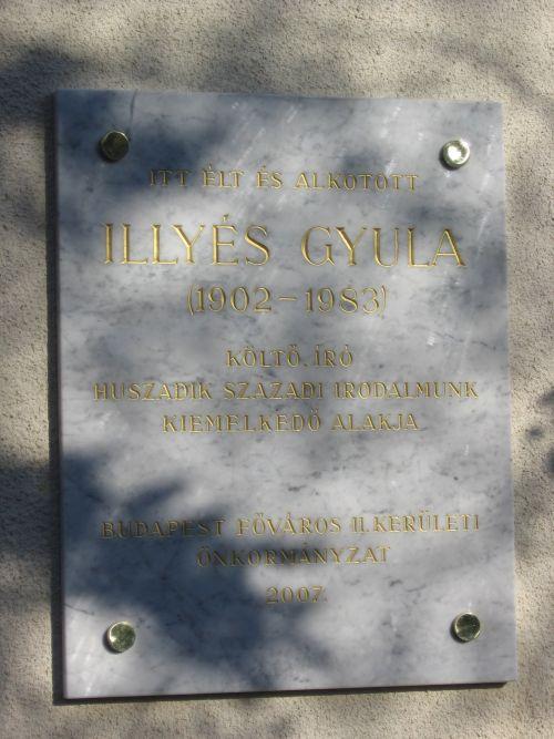 Emléktábla Illyés Gyula házán