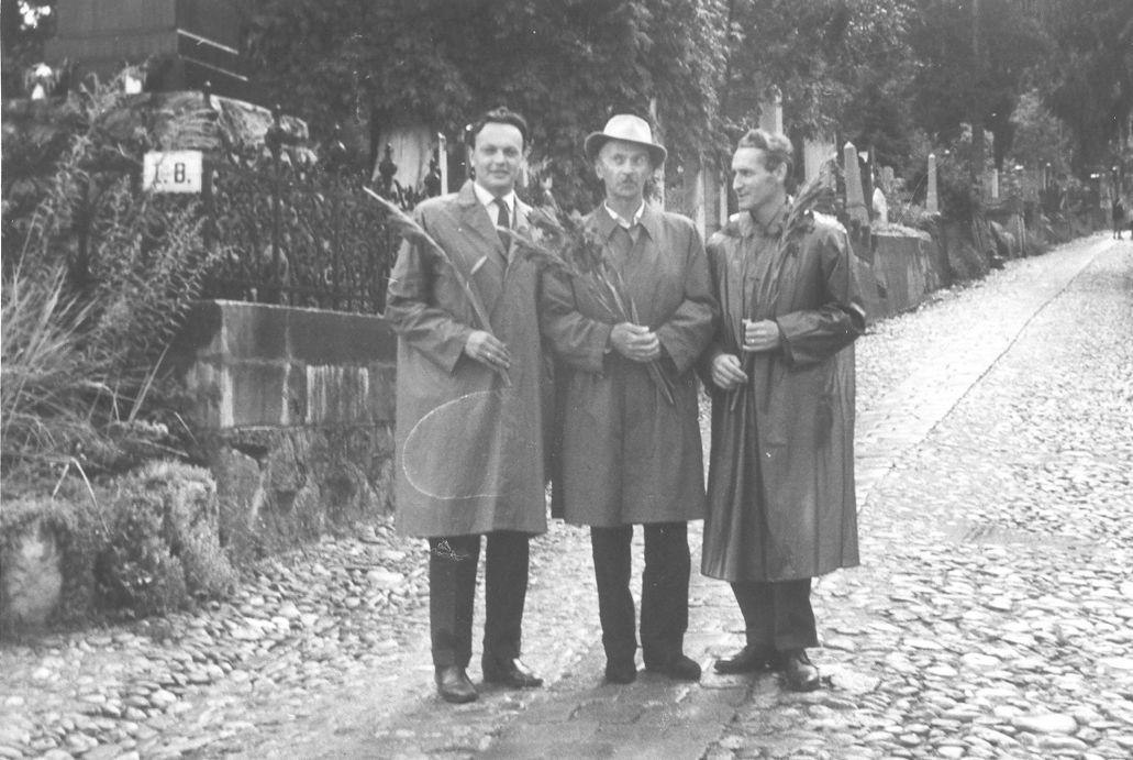 Szász Imre, Jékely Zoltán és Kányádi Sándor a kolozsvári Házsongárdi temetőben (1964)