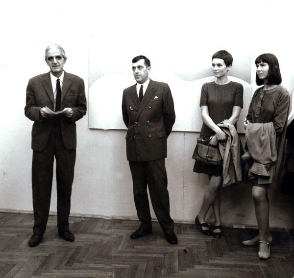 Ottlik Géza beszédet mond Bencsik István, Major János és Keserű Ilona kiállításának megnyitóján, Budapest, 1969 szeptember (az író mellett Frank János, Major Jánosné és barátnője)