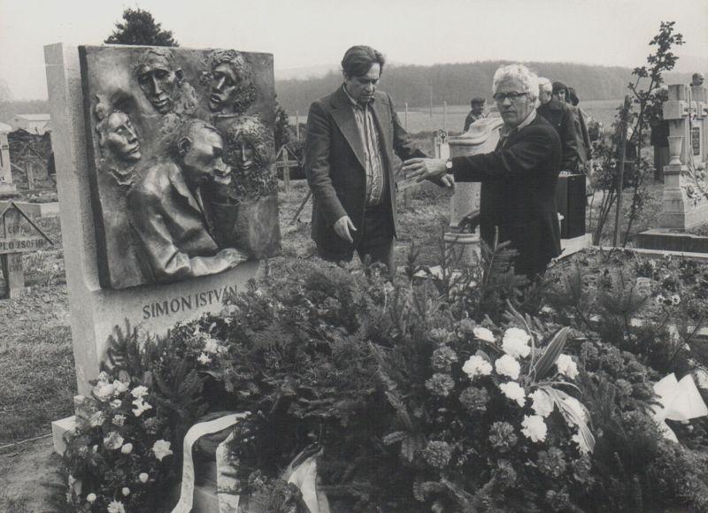 Simon István sírjánál, a költő sírkövének avatásakor, Takács Imre társaságában (1981)