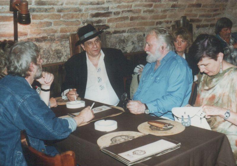 Tőrös Gábor szobrászművész feleségével, Páskándi Géza és Árkossy István festőművész Szentendrén (1991)