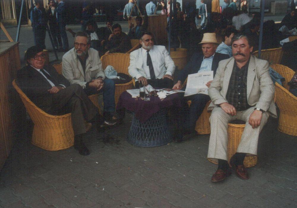 Az Új Idők szerkesztősége Szabadkán (Hernádi Gyula, Szakonyi Károly, Gyurkovics Tibor, Végh Antal és a főszerkesztő, Csukás István), 1989