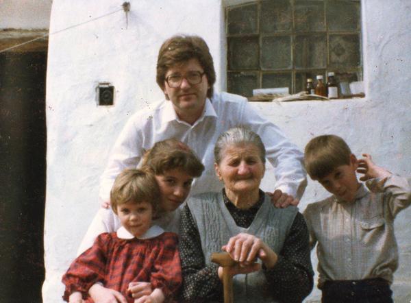 Édesanyjával és gyermekeivel a szülőház udvarán Bérbaltaváron (1987)