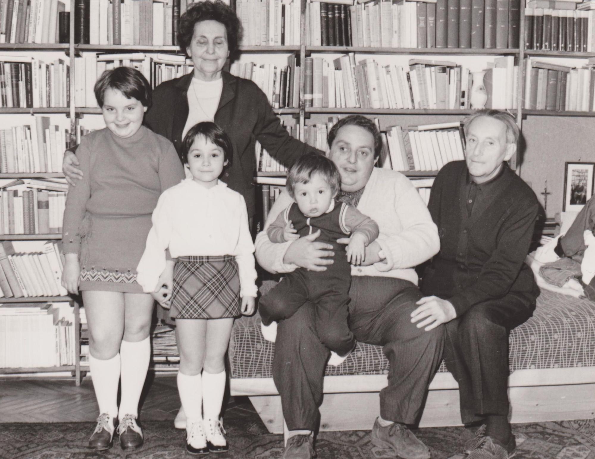 Rónay György feleségével, fiával, Rónay Lászlóval és unokáival