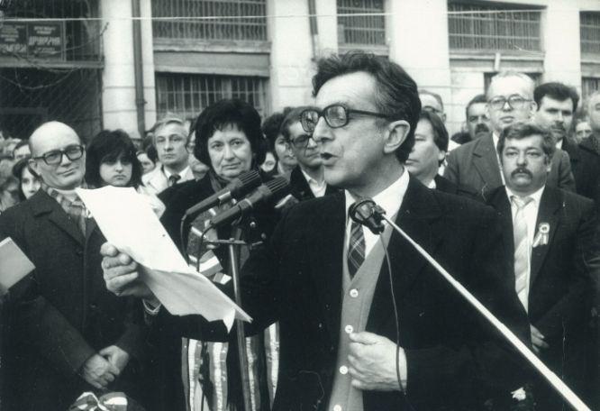 Lator László Beregszászon Körösényi Tamás Petőfi-szobrának avatásán, 1991. március 15-én