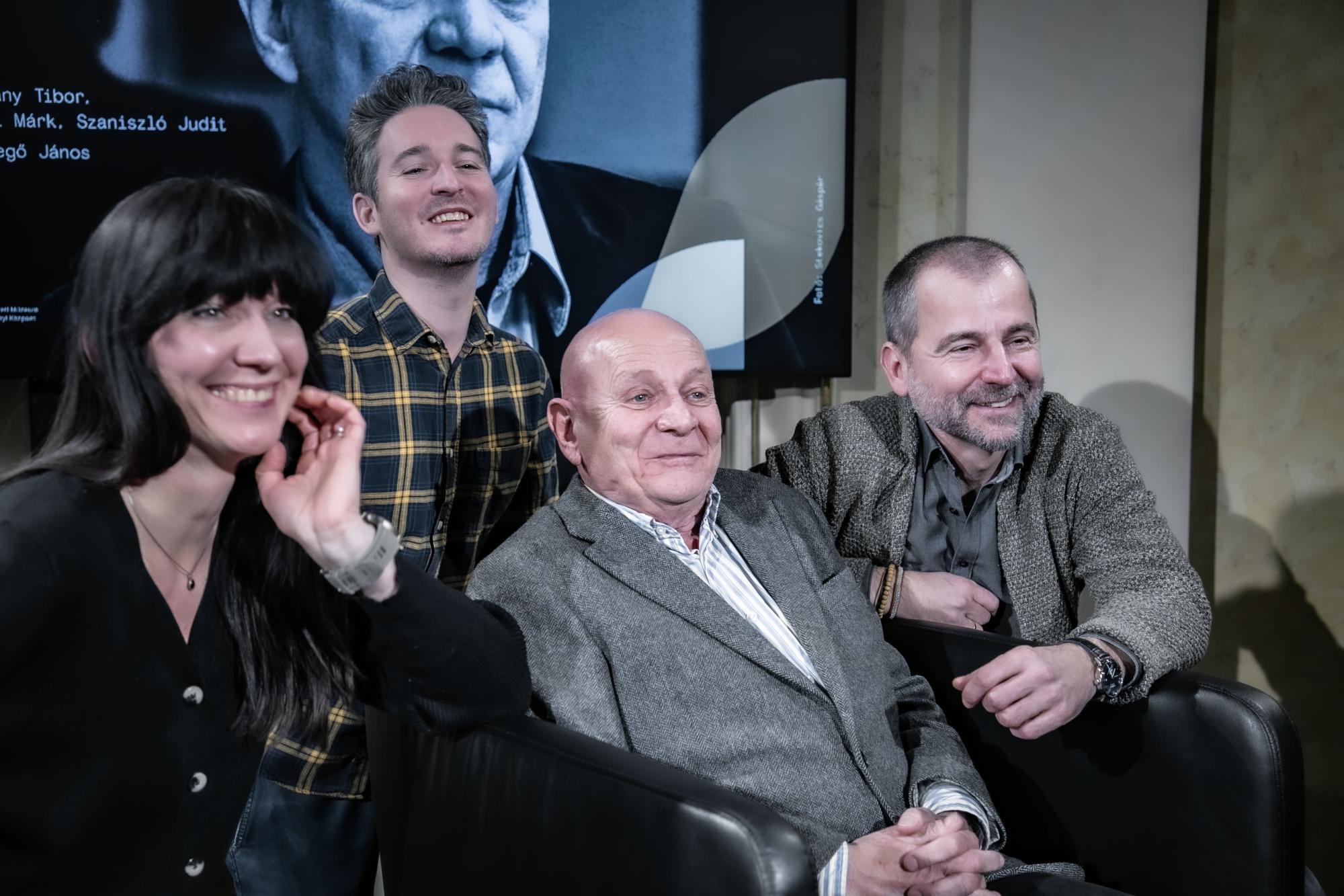 Bereményi Géza 80. születésnapi köszöntésén Szaniszló Judit, Járai Márk és Grecsó Krisztián társaságában (2026, PIM) 