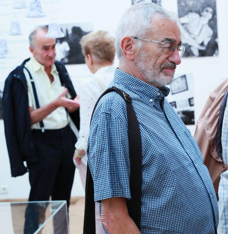 Bodor Ádám a Jékely Zoltán és a szakralitás című kiállításon 2018-ban (a háttérben Marno János és Takács Zsuzsa)