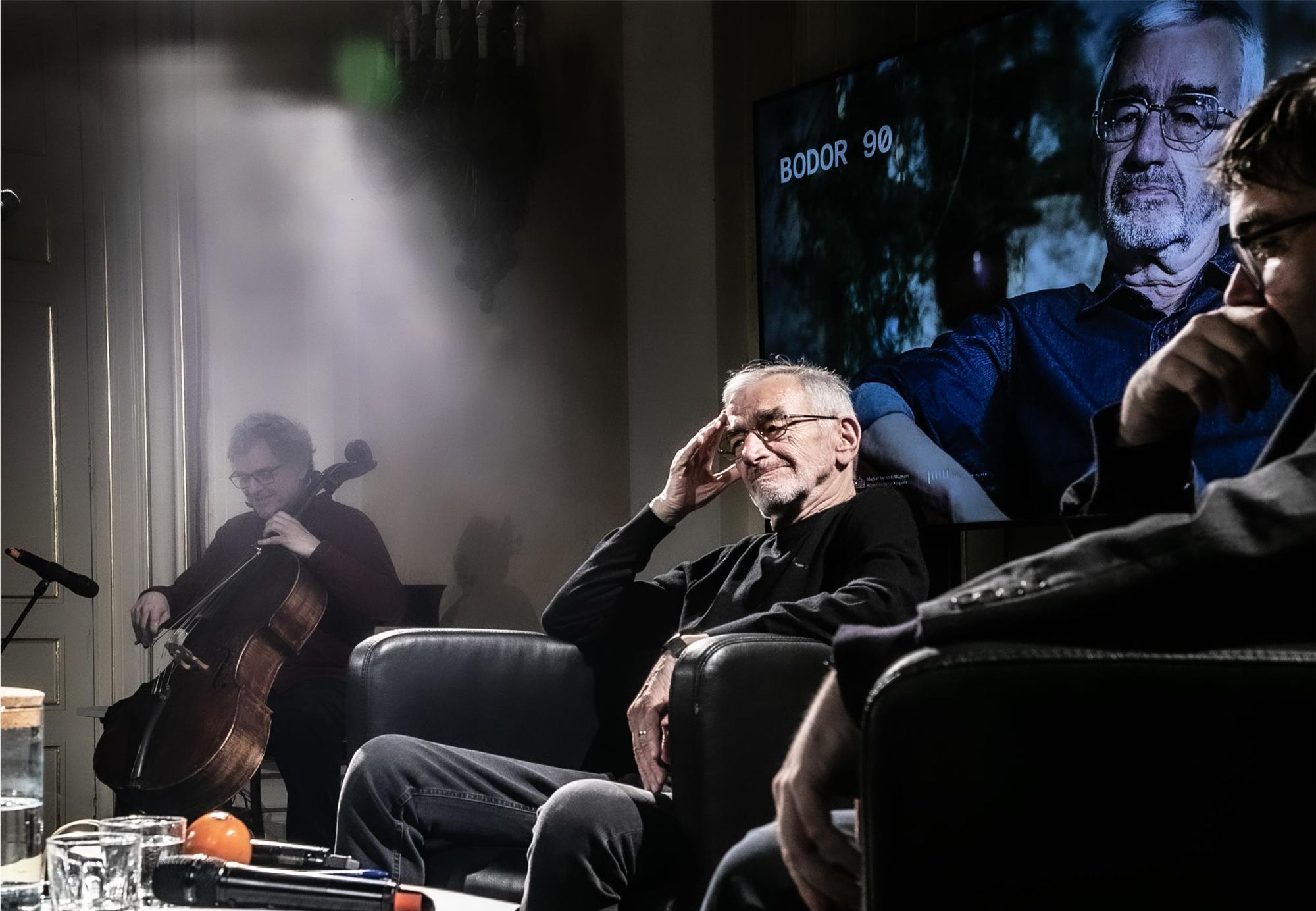 Márkos Albert csellóművész, Bodor Ádám és Szegő János, a Magvető Kiadó szerkesztője a rendezvényen