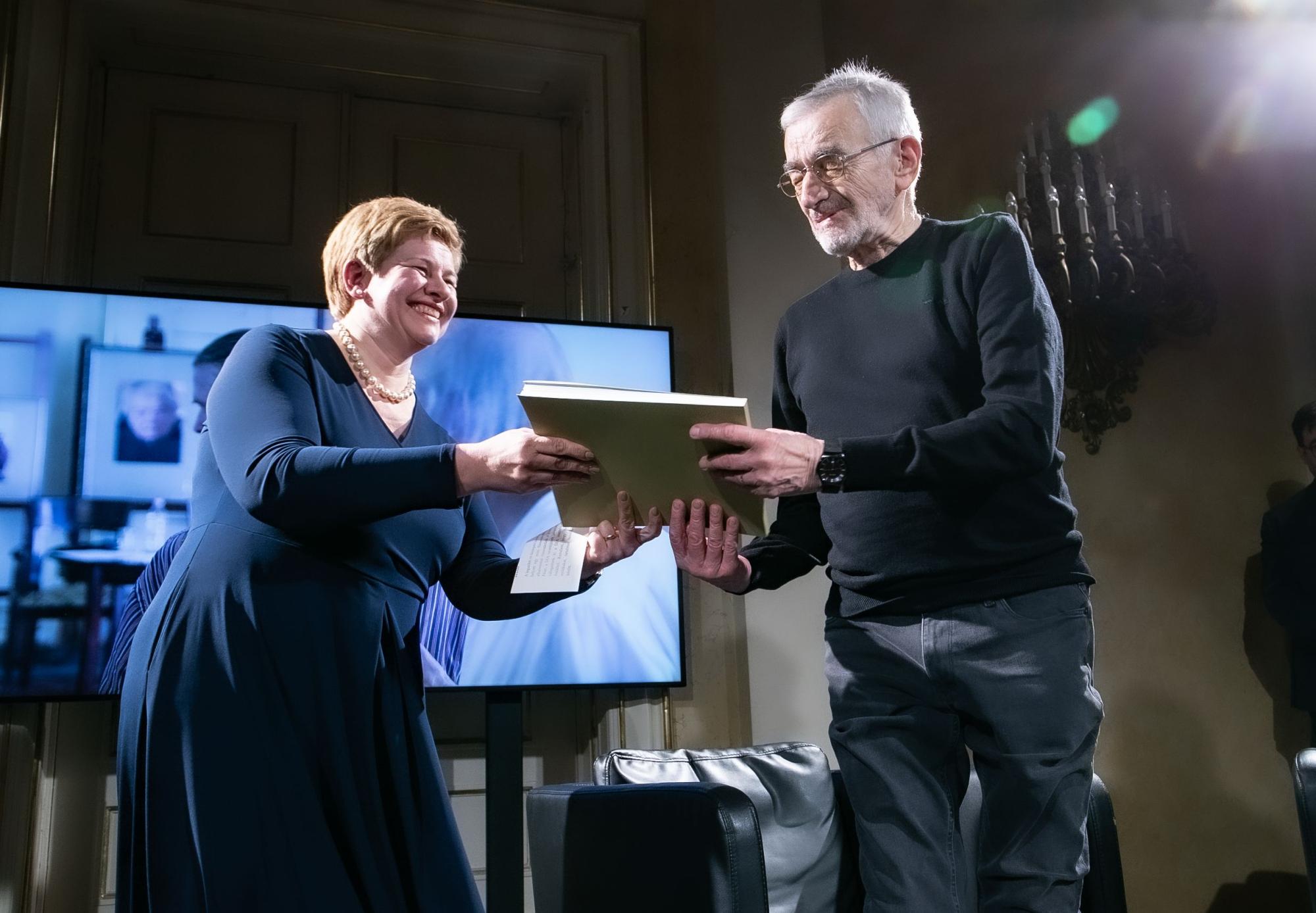 Török Petra, a Petőfi Irodalmi Múzeum főigazgatója köszönti Bodor Ádámot az ünnepségen (2026, PIM)