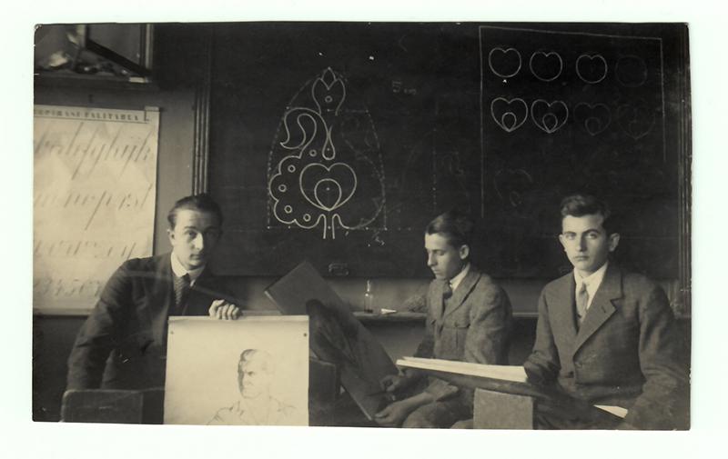 Érettségi előtt a rajzteremben, középen Takáts Gyula (1929)