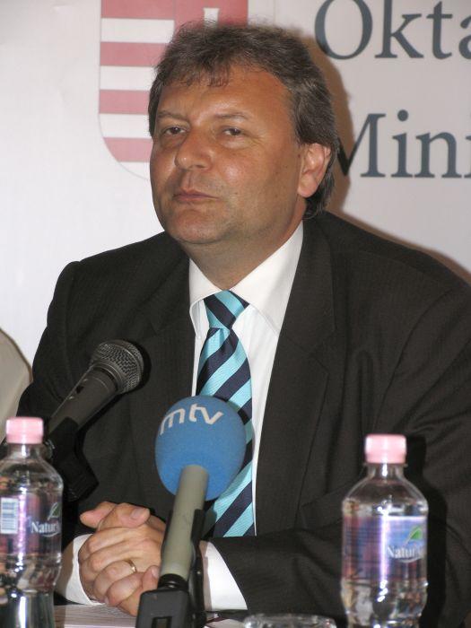 Hiller István miniszter