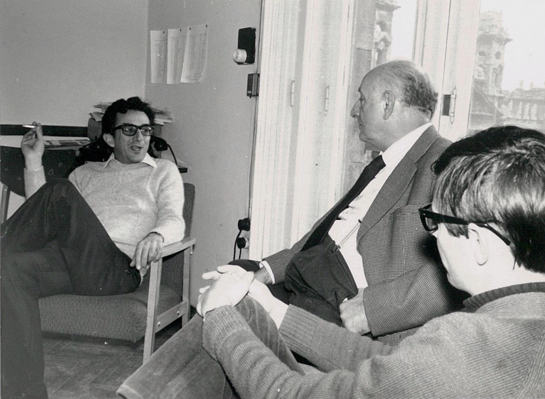 Lator László, Vas István és Várady Szabolcs az Európa Kiadó szerkesztőségében, 1975 (Gara György felvétele).jpg