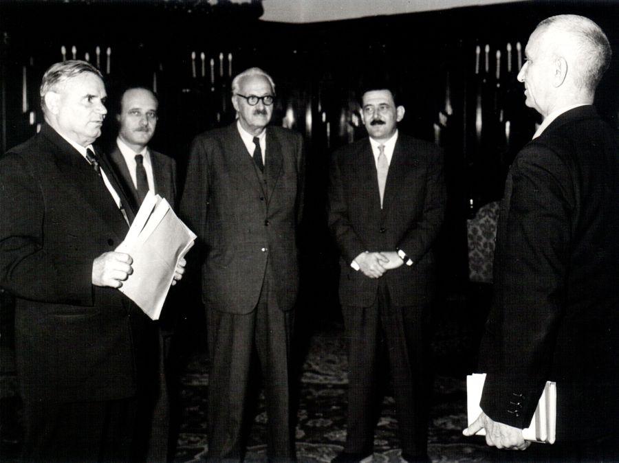 Dobi István, Orbán László, Aczél György és Rusznyák István átadják a Munka Érdemrendet (1958. október 10.)