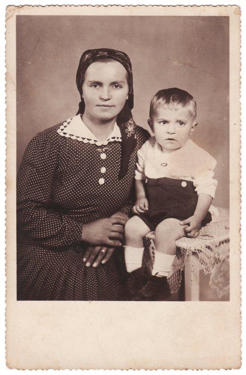 Utassy Józsefné, Kiss Margit gyermekével (1942) 