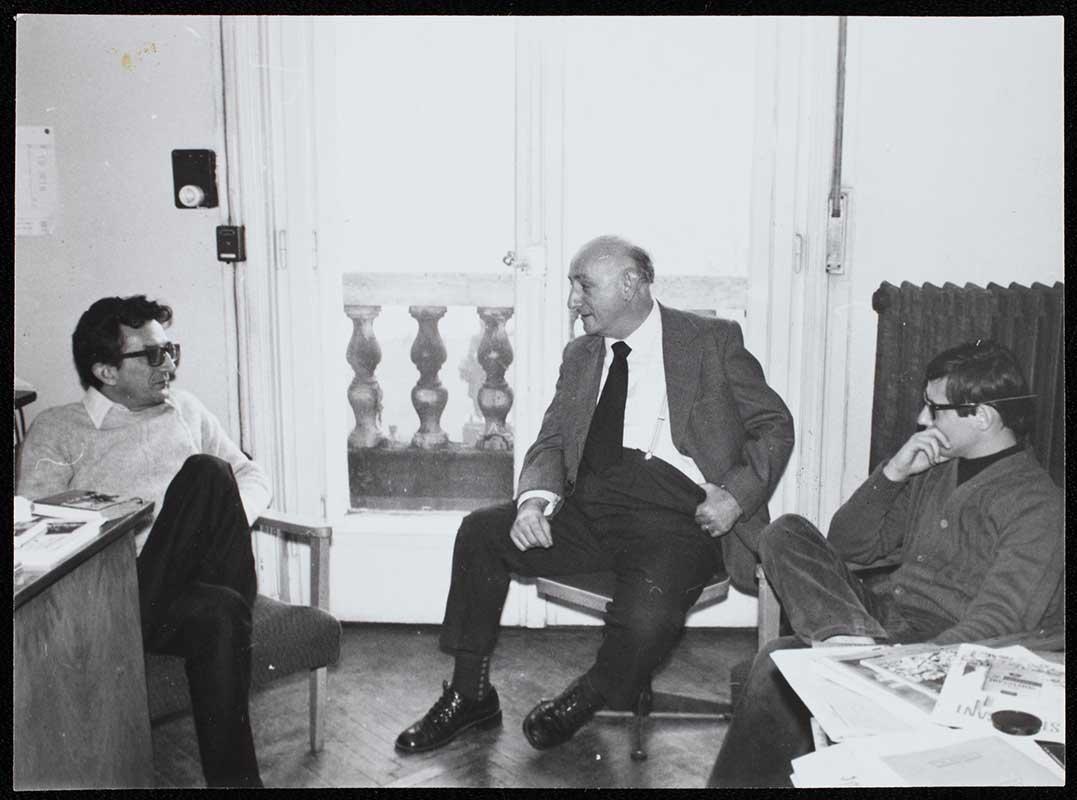 Lator László, Vas István és Várady Szabolcs az Európa Kiadó szerkesztőségében, 1975 (Fotó: Gara György)