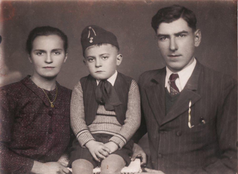  A nevelőapával, a cipész Kovách Ferenccel kiegészült család