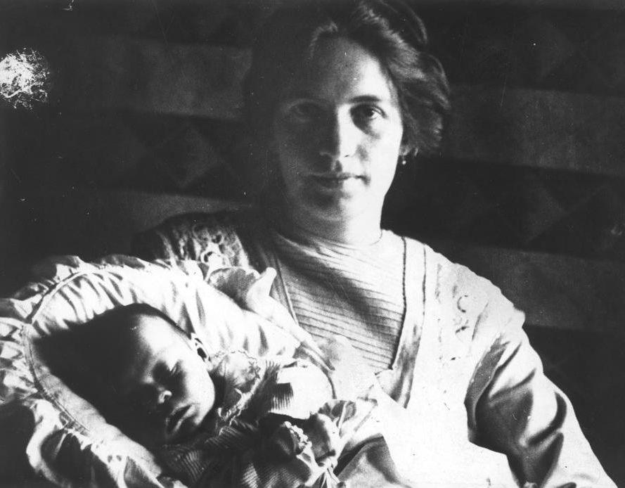 Felesége, Schéfer Ida első gyermekükkel, Jékely Zoltánnal, 1913