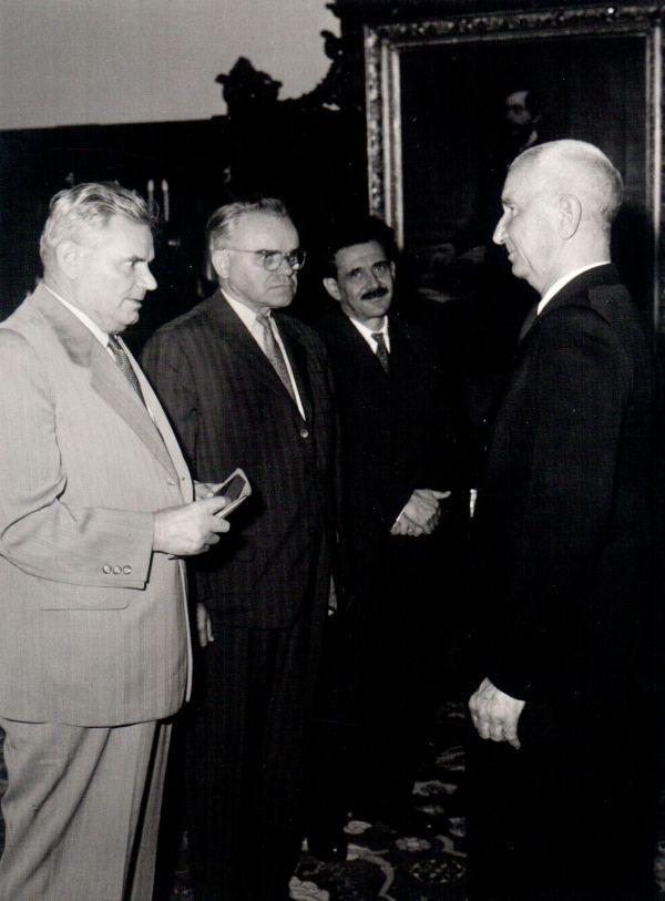 Dobi István, Kiss Károly és Aczél György átadják a Munka Érdemrendet (1963)