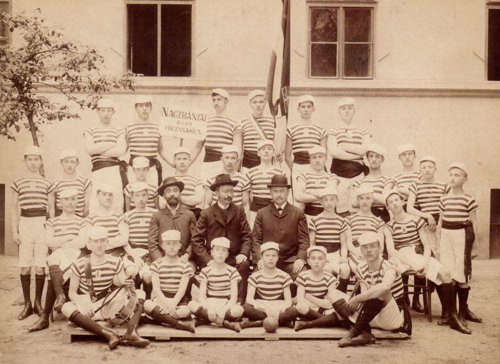 A nagybányai fiúgimnázium diákja (ülő sor: jobbra, legszélén)