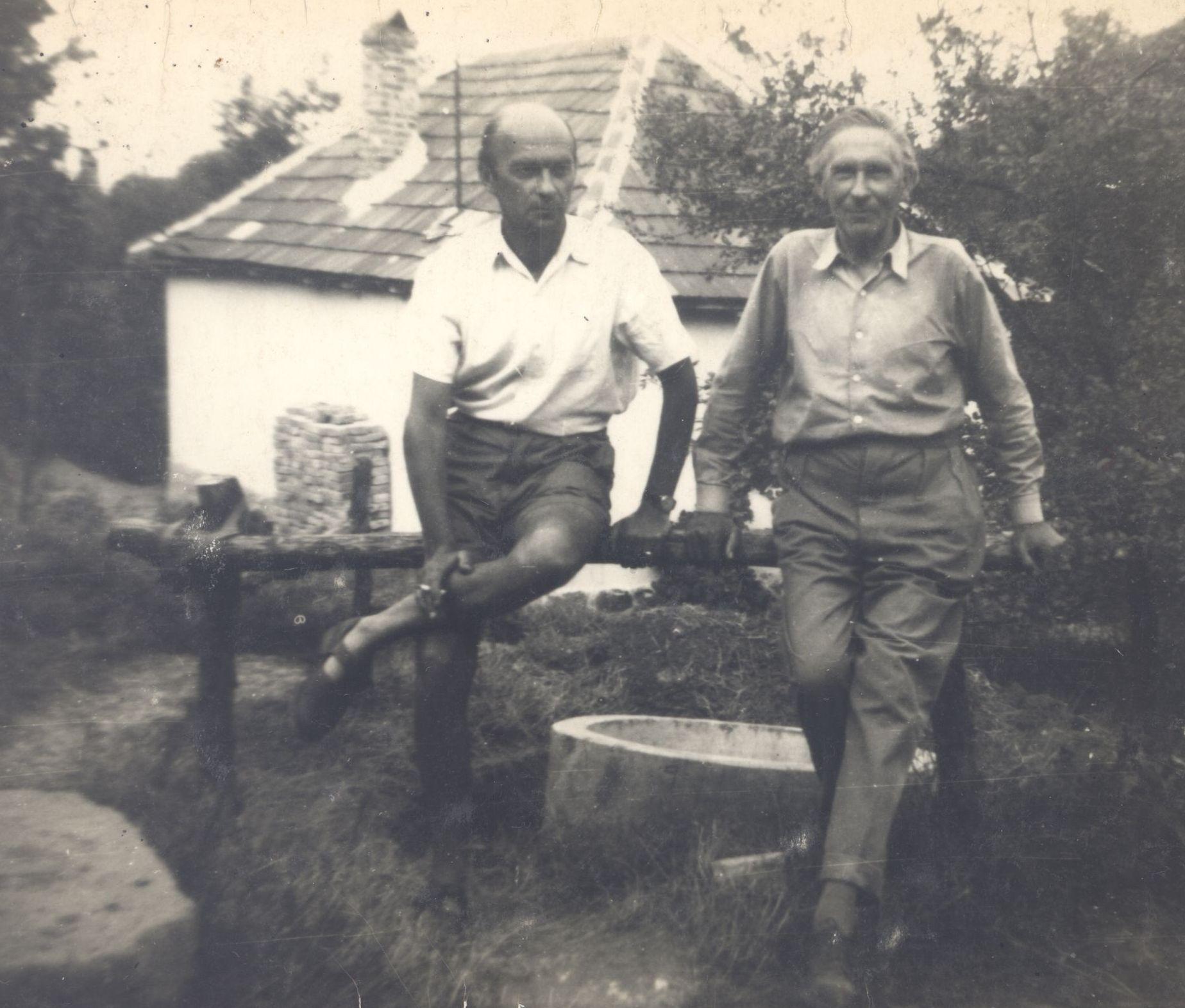 Áprily Lajos fiával, Jékely Zoltánnal Visegrádon, 1956