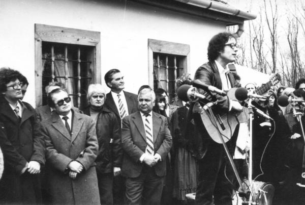 A Nagy László-emlékház avatásán Iszkázon. Nagy Gáspár mellett Fodor András, a hátsó sorban Czine Mihály, Sebő Ferenc énekel (1984)