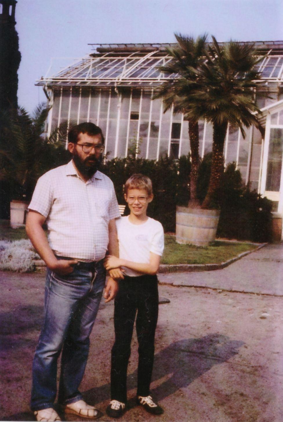 Tamás fiával a Potsdam-Drezda-Kelet-Berlin körutazás során (1988)