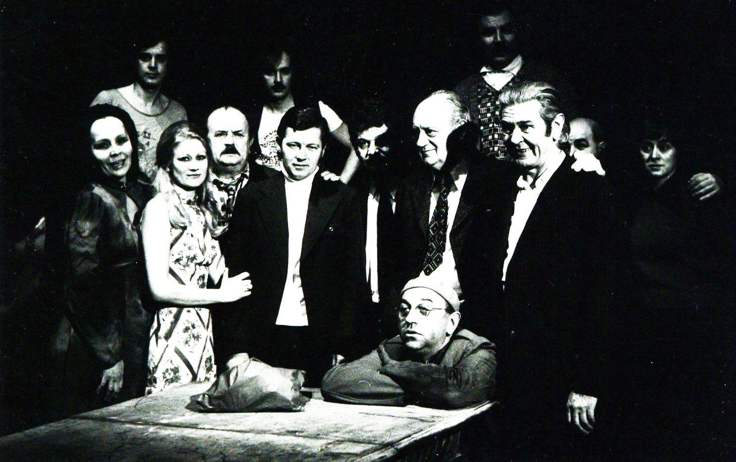 Csiki László az Öreg ház című művének kolozsvári előadásán Harag György rendező és a darabban szereplő színészek társaságában (1978)