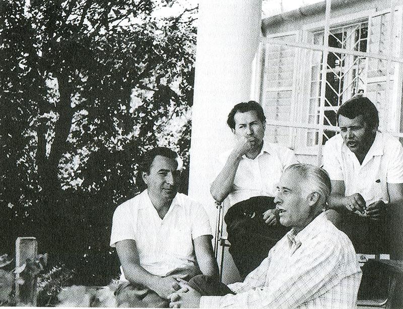 Balról jobbra: Tüskés Tibor, Fodor András, Takáts Gyula, B. L. (Becehegyen, Takáts Gyula házának teraszán, 1972. augusztus 5.)