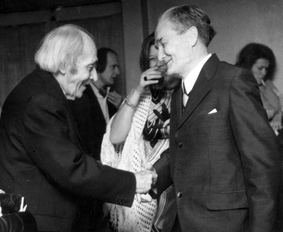 Déry Tibor gratulál a Gandhi című darab bemutatóján (Thália Színház, 1973. november 30.)