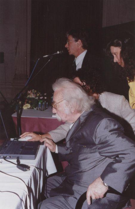 Határ Győző, a háttérben Magos György (2000, DIA)