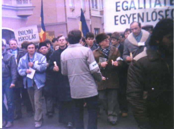 Az 1990. febr. 10-ei marosvásárhelyi „könyves-gyertyás” tüntetés élén