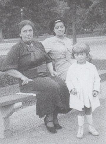 Anyjával és nővérével