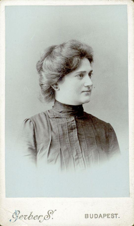 Götzler Gizella, Szentkuthy Miklós édesanyja, 1904 (Gerber S. felvétele)