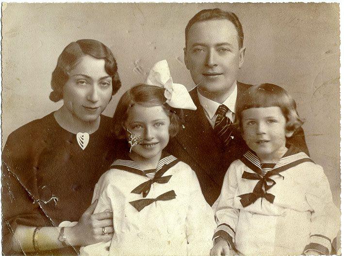 Szüleivel és nővérével (1936)